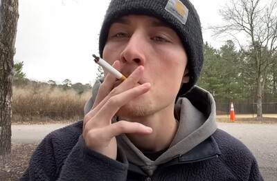 Лечение зависимости от табакокурения в Роза Хуторе Мужчина с сигаретой делает затяжку