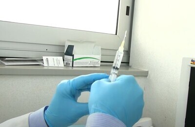 Проведение кодирования Вивитролом в Роза Хуторе Шприц с Вивитролом в руках у врача